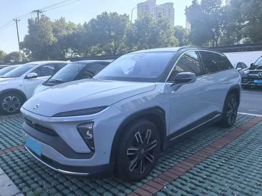 2022 NIO ES6 view 1
