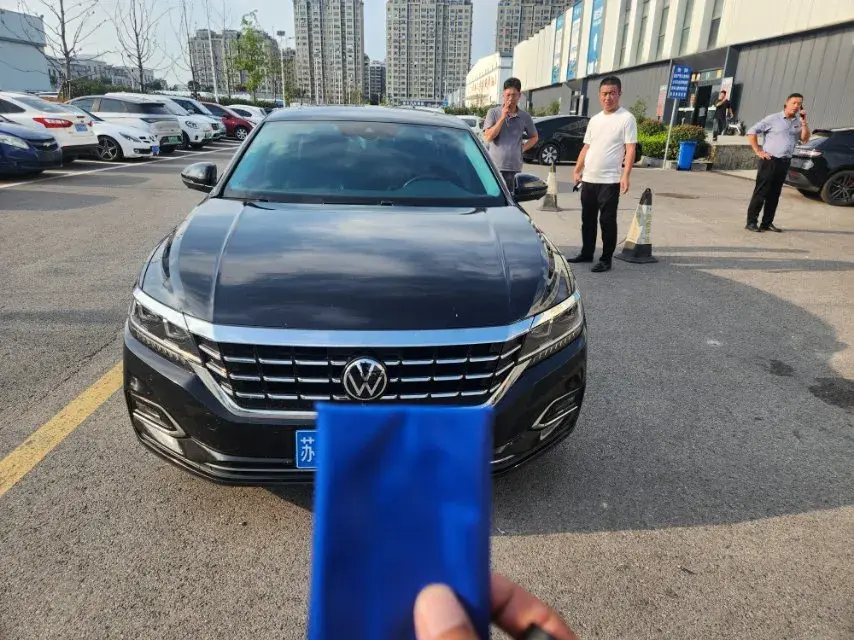 2019 VOLKSWAGEN PASSAT thumbnail 2
