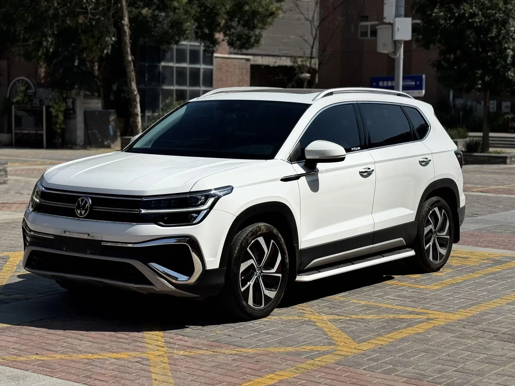 2023 VOLKSWAGEN THARU view 1