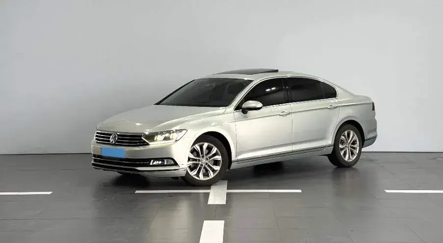 2018 VOLKSWAGEN MAGOTAN view 1