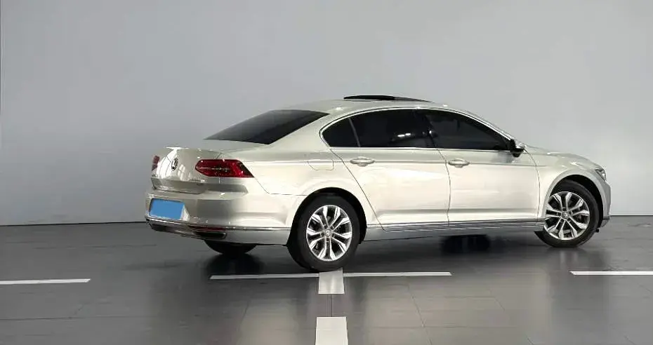 2018 VOLKSWAGEN MAGOTAN thumbnail 4