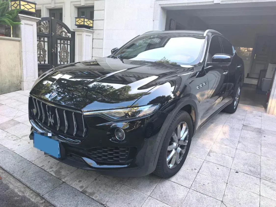 2021 MASERATI LEVANTE view 1