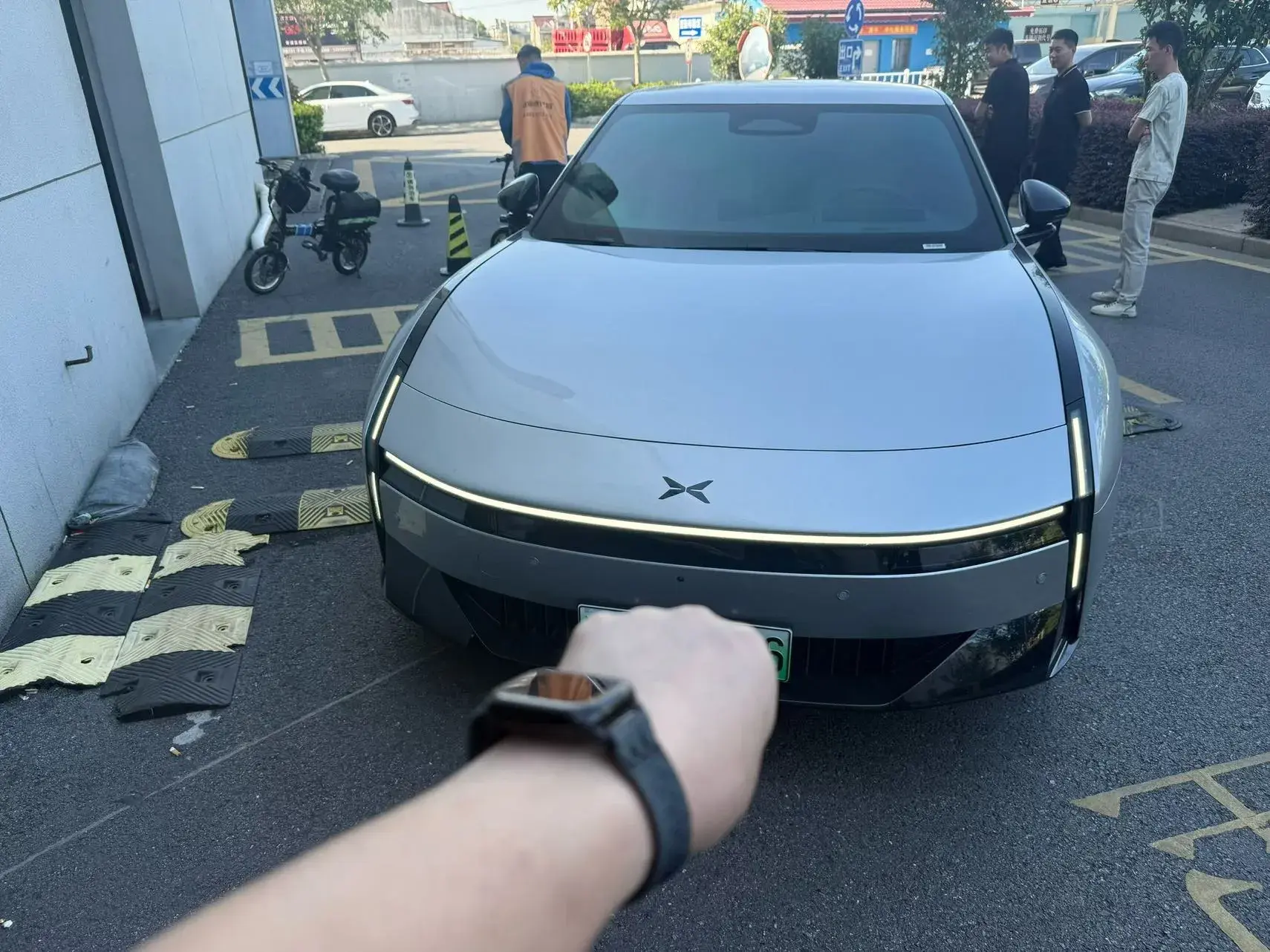 2025 XPENG P7 thumbnail 2