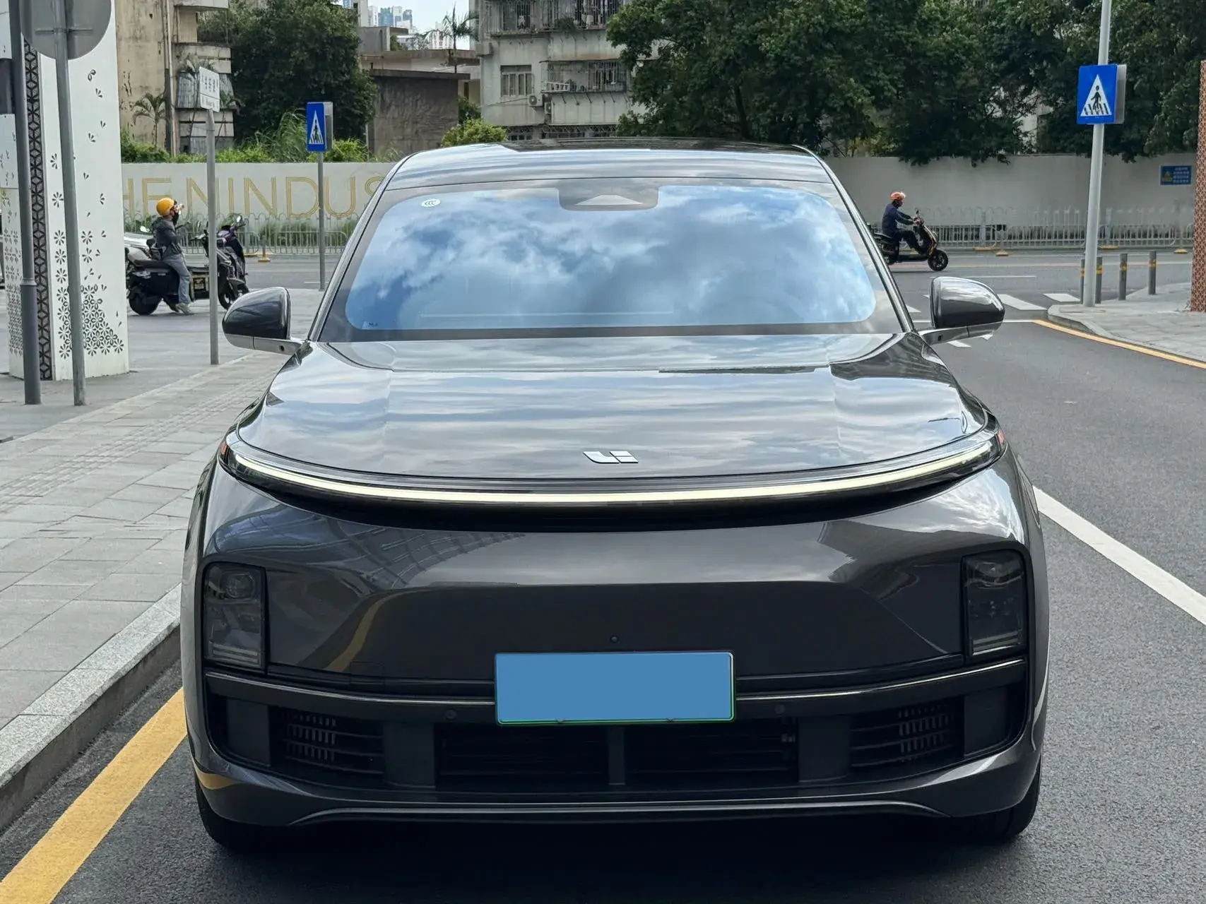 2023 LI L8 thumbnail 2