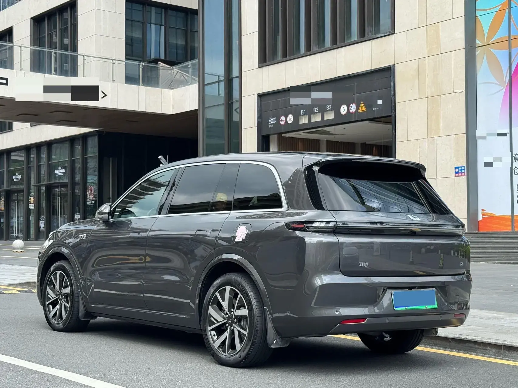 2023 LI L8 thumbnail 4