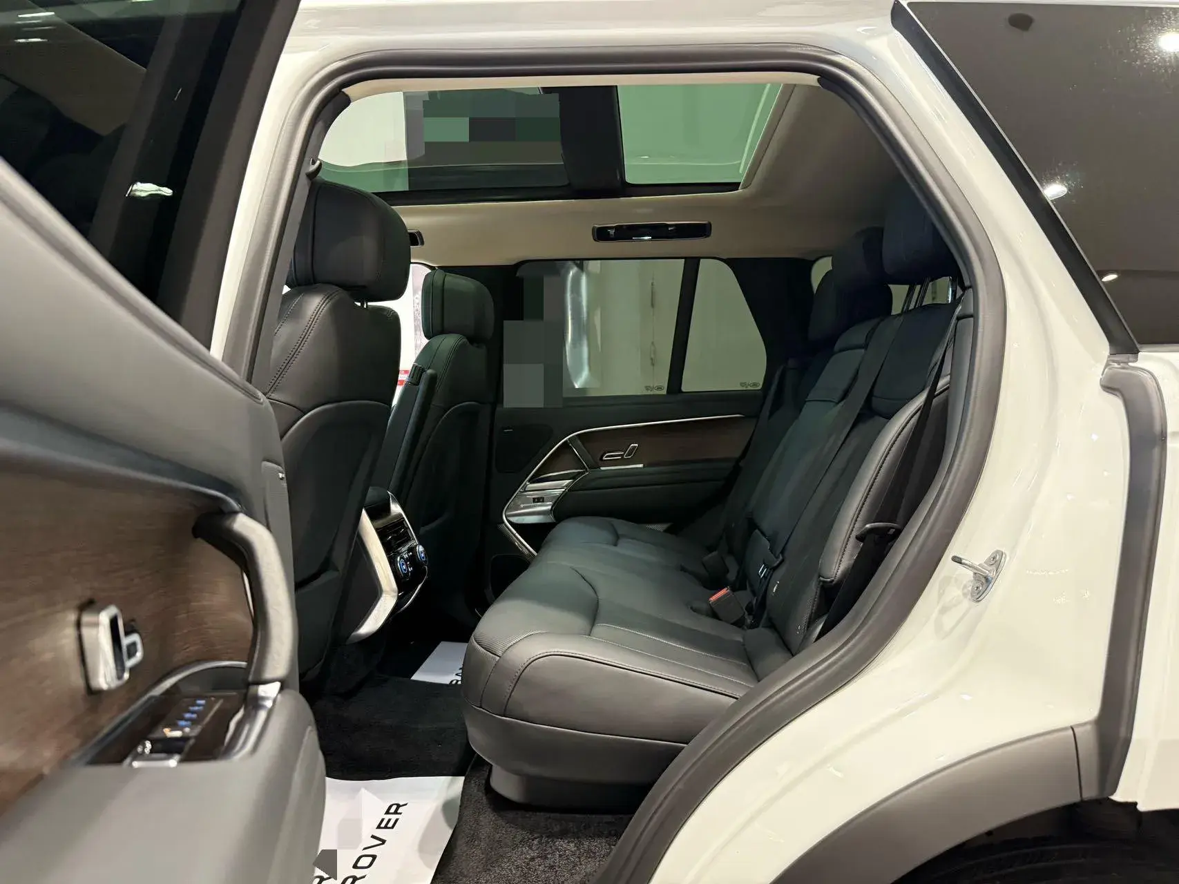 2023 LAND ROVER thumbnail 4