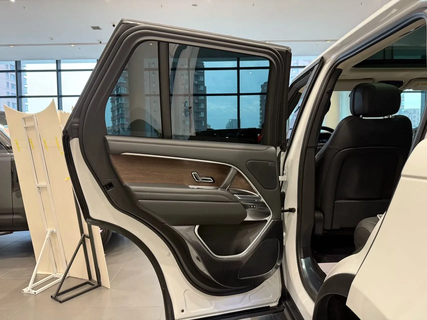 2023 LAND ROVER thumbnail 3