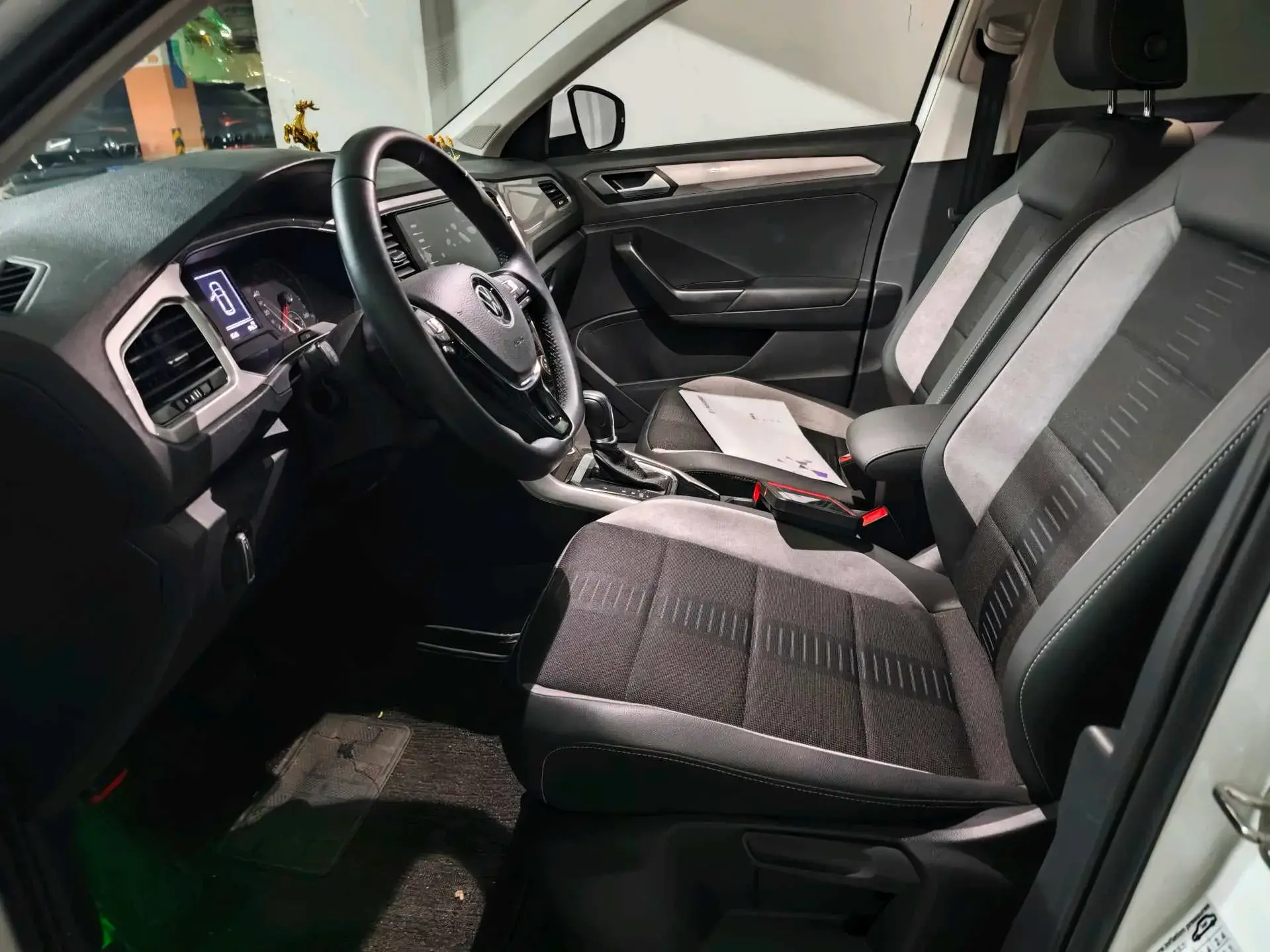 2021 VOLKSWAGEN T-ROC thumbnail 2