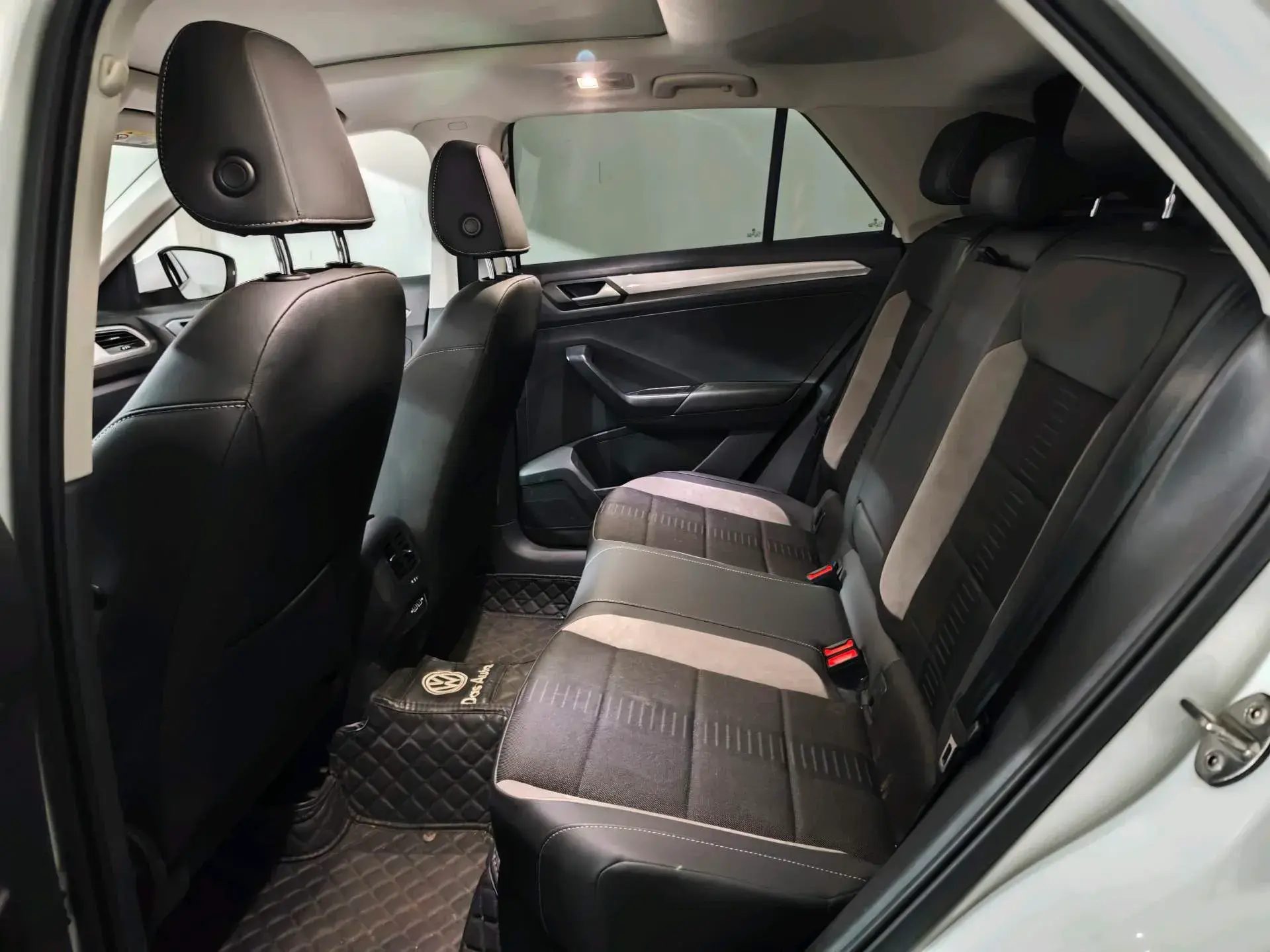 2021 VOLKSWAGEN T-ROC thumbnail 4