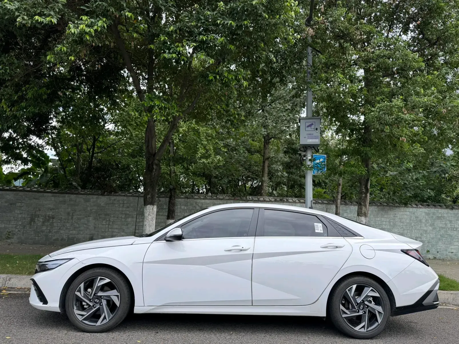 2023 HYUNDAI ELANTRA thumbnail 3