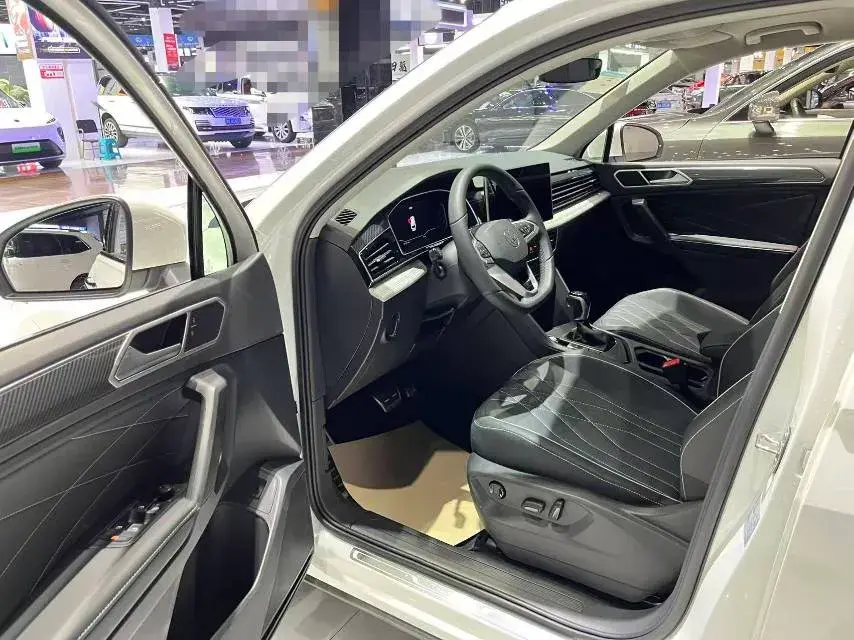 2024 VOLKSWAGEN TIGUAN thumbnail 2