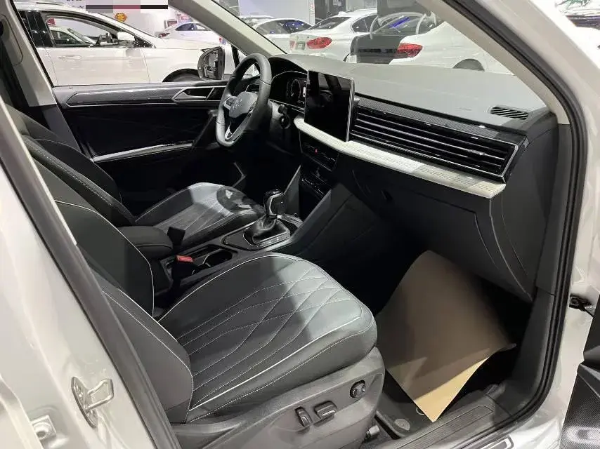 2024 VOLKSWAGEN TIGUAN thumbnail 3