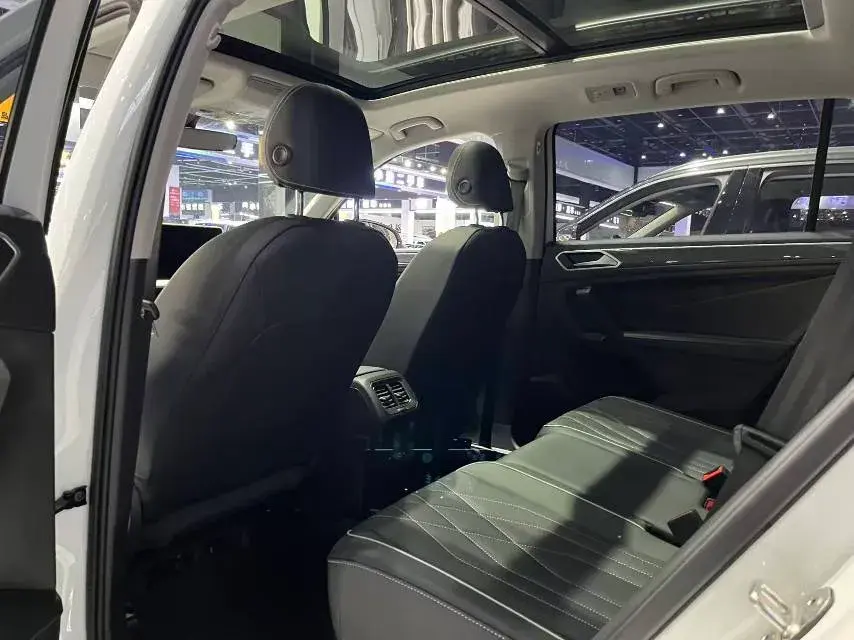 2024 VOLKSWAGEN TIGUAN thumbnail 4