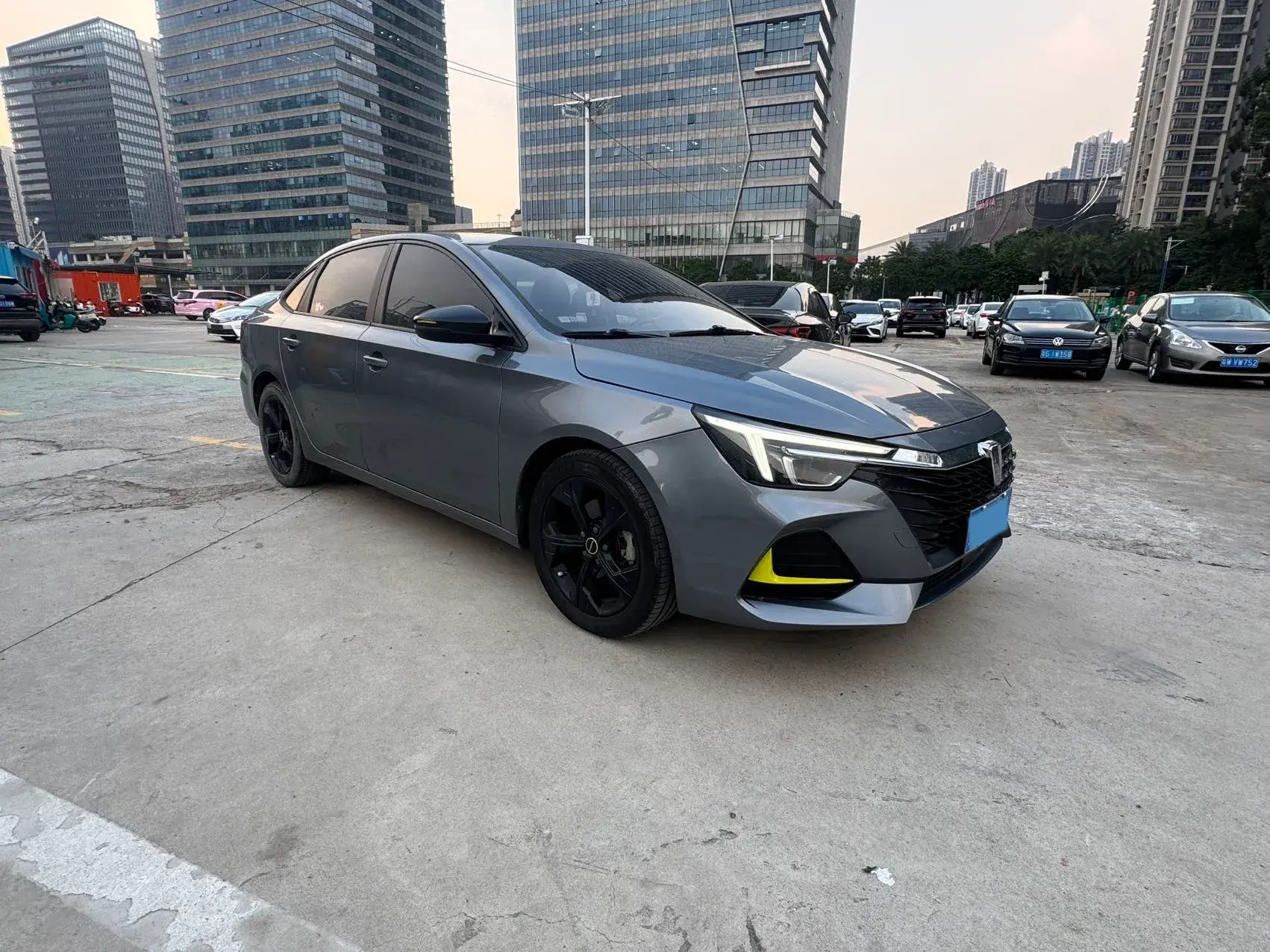 2020 ROEWE I6 thumbnail 3