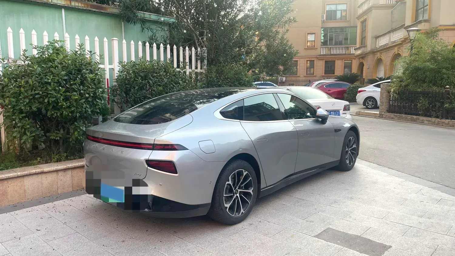 2023 XPENG P7 thumbnail 4