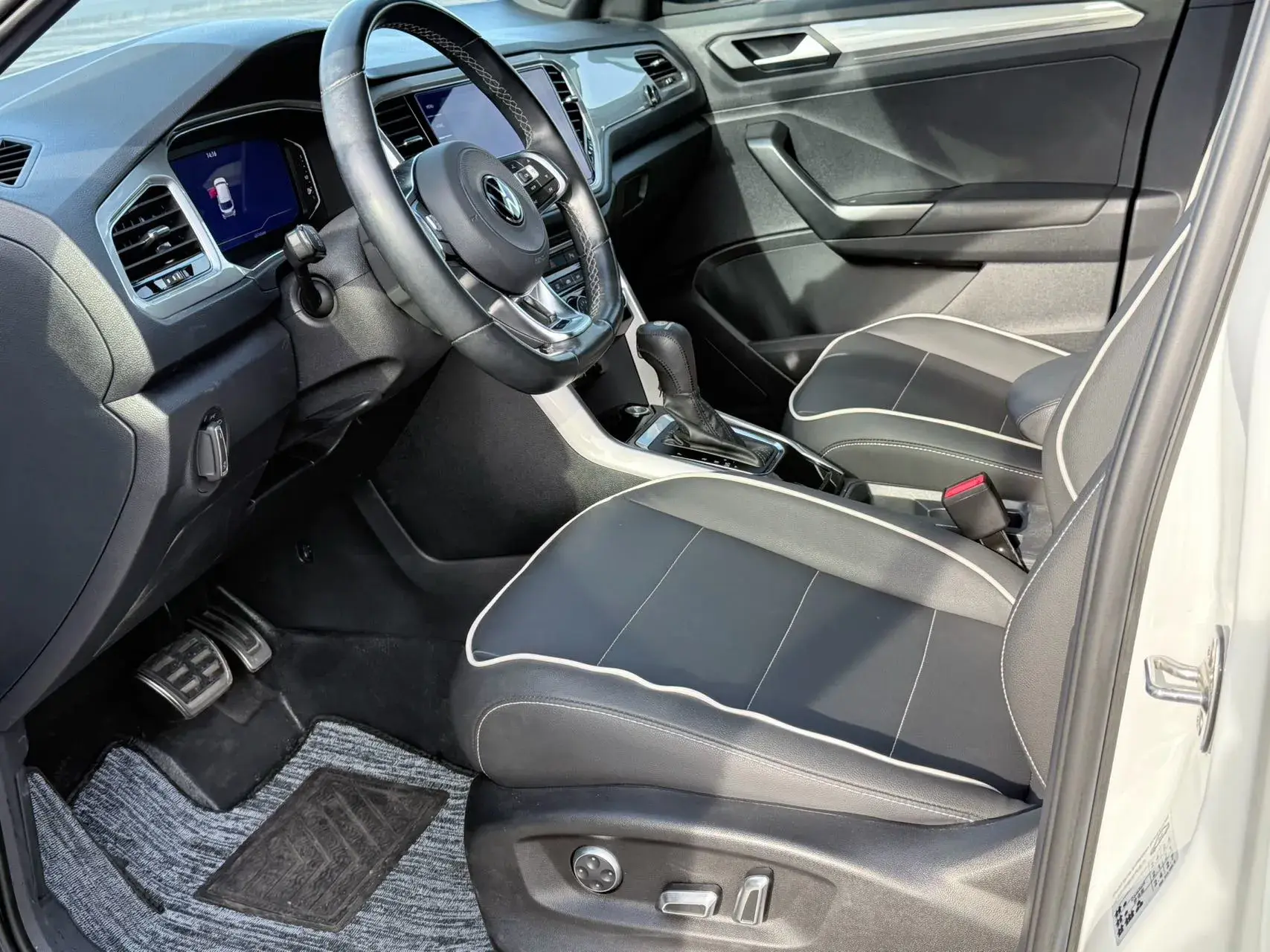 2022 VOLKSWAGEN T-ROC thumbnail 4