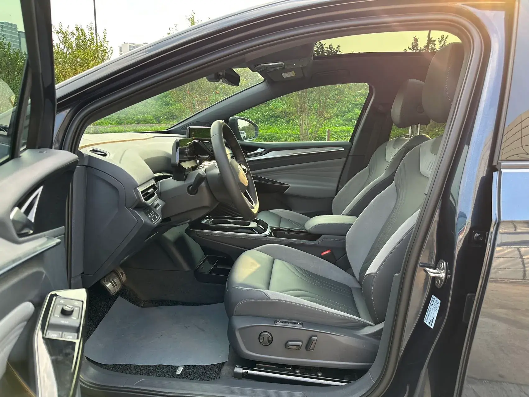 2021 VOLKSWAGEN ID.4 thumbnail 4