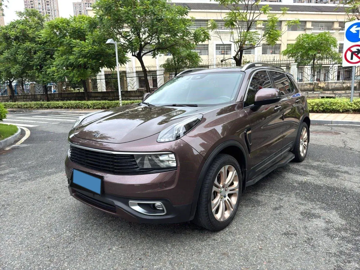 2018 LYNK&CO 01 view 1