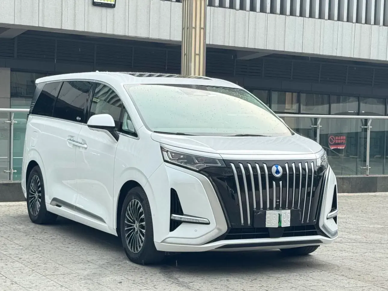 2022 DENZA D9 thumbnail 3