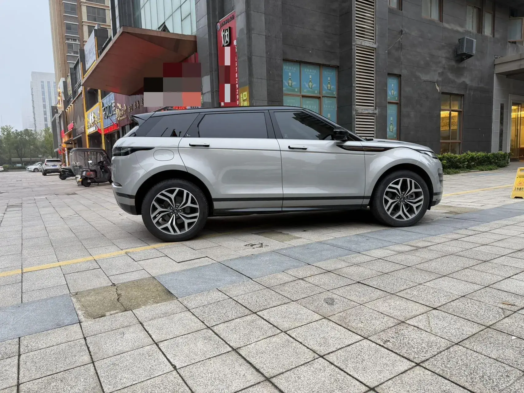 2023 LAND ROVER thumbnail 4