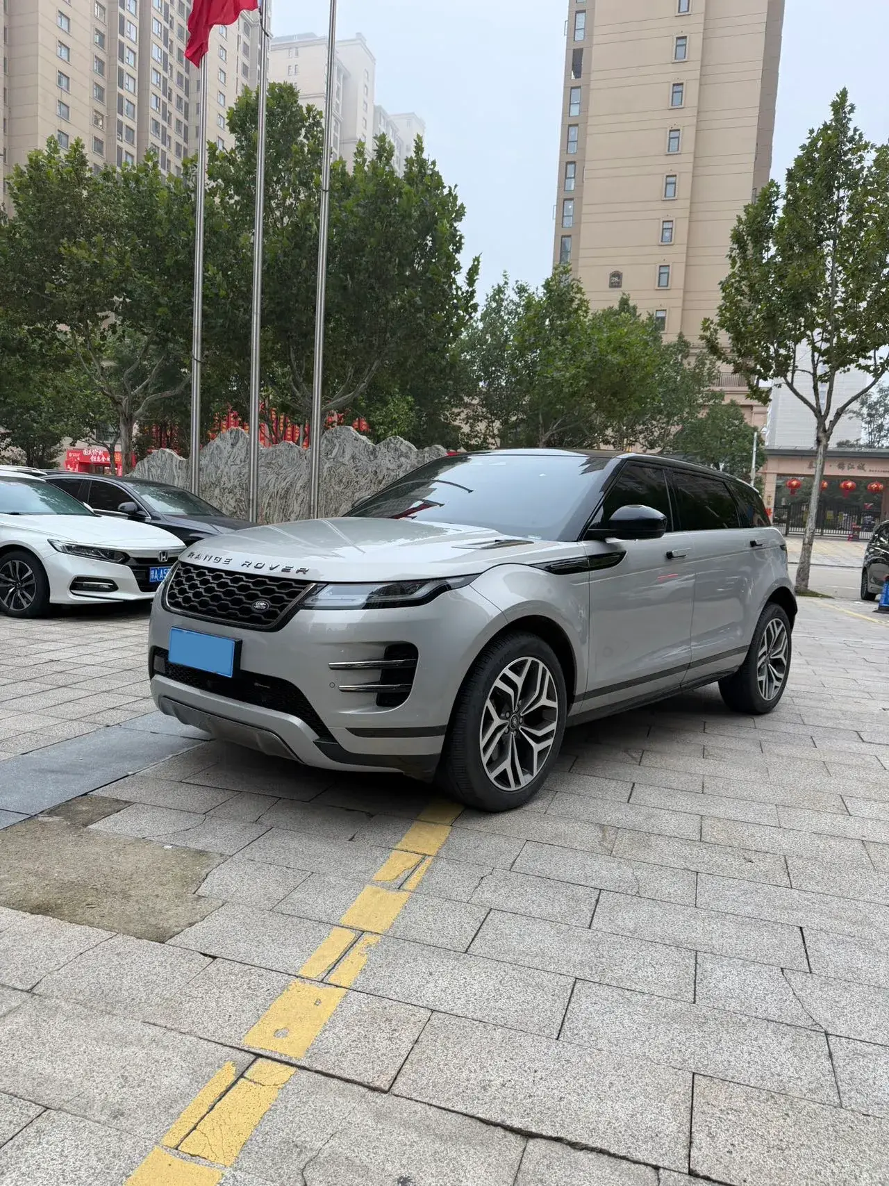 2023 LAND ROVER view 1