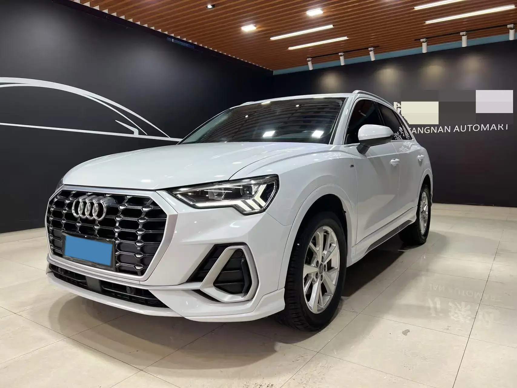 2019 AUDI Q3 view 1