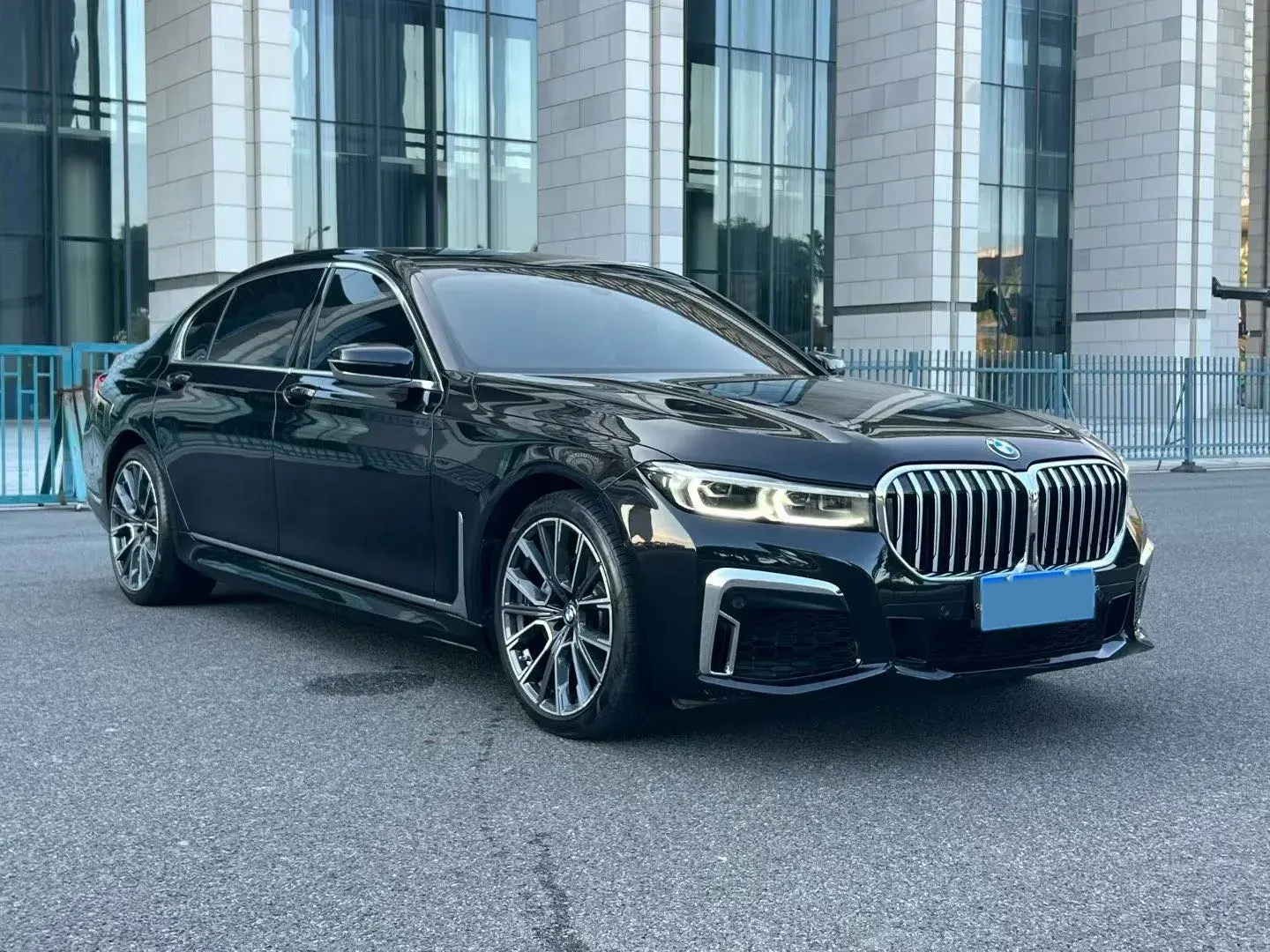 2019 BMW 7 thumbnail 2