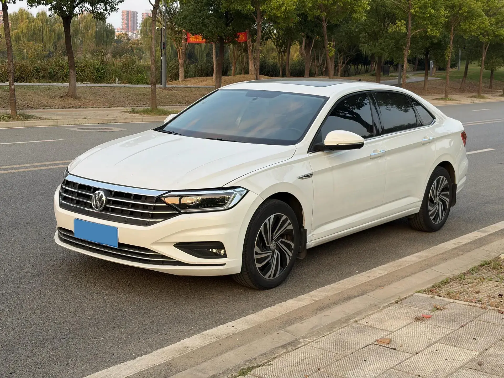 2021 VOLKSWAGEN SAGITAR view 1