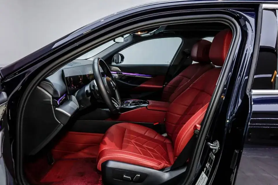 2024 BMW 5 thumbnail 2