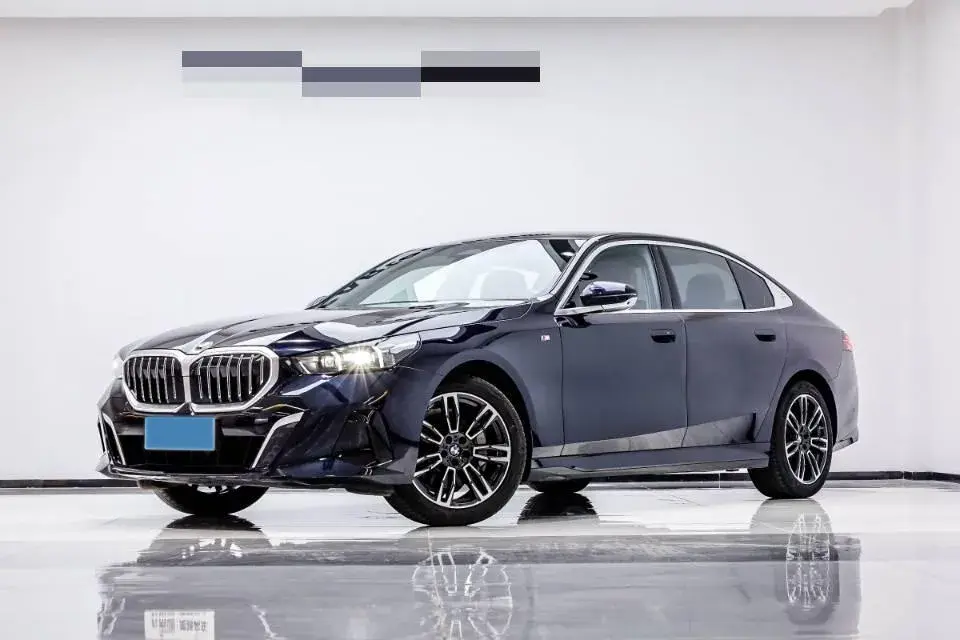 2024 BMW 5 Series 2.0T 258HP L4 8AT