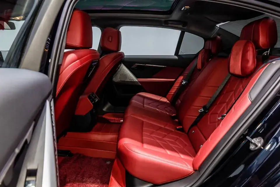 2024 BMW 5 thumbnail 4