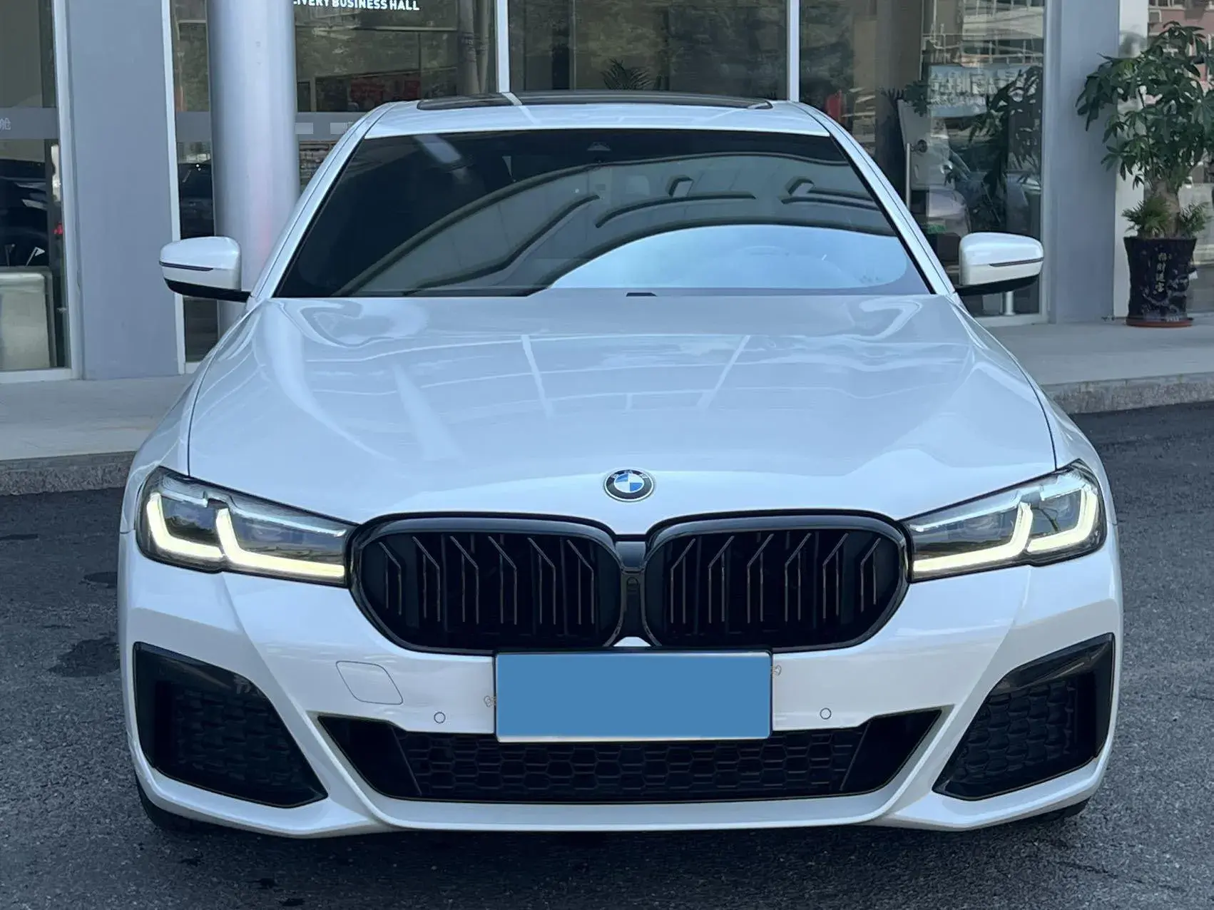 2022 BMW 5 thumbnail 2