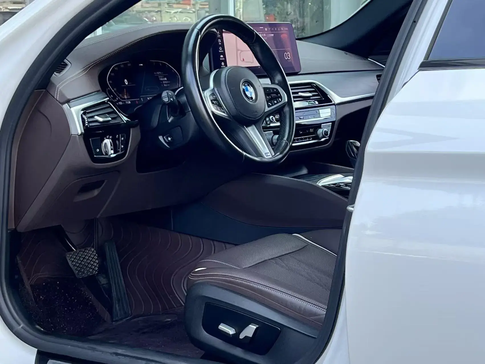 2022 BMW 5 thumbnail 4