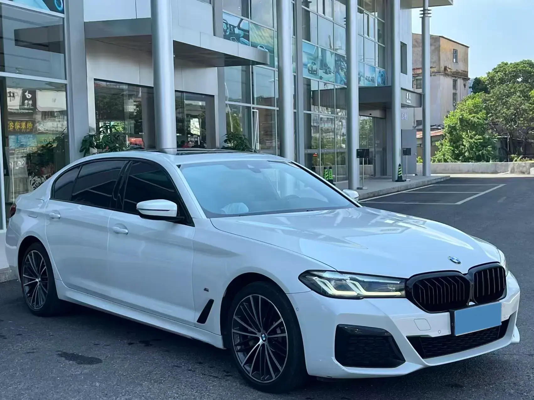 2022 BMW 5 thumbnail 3