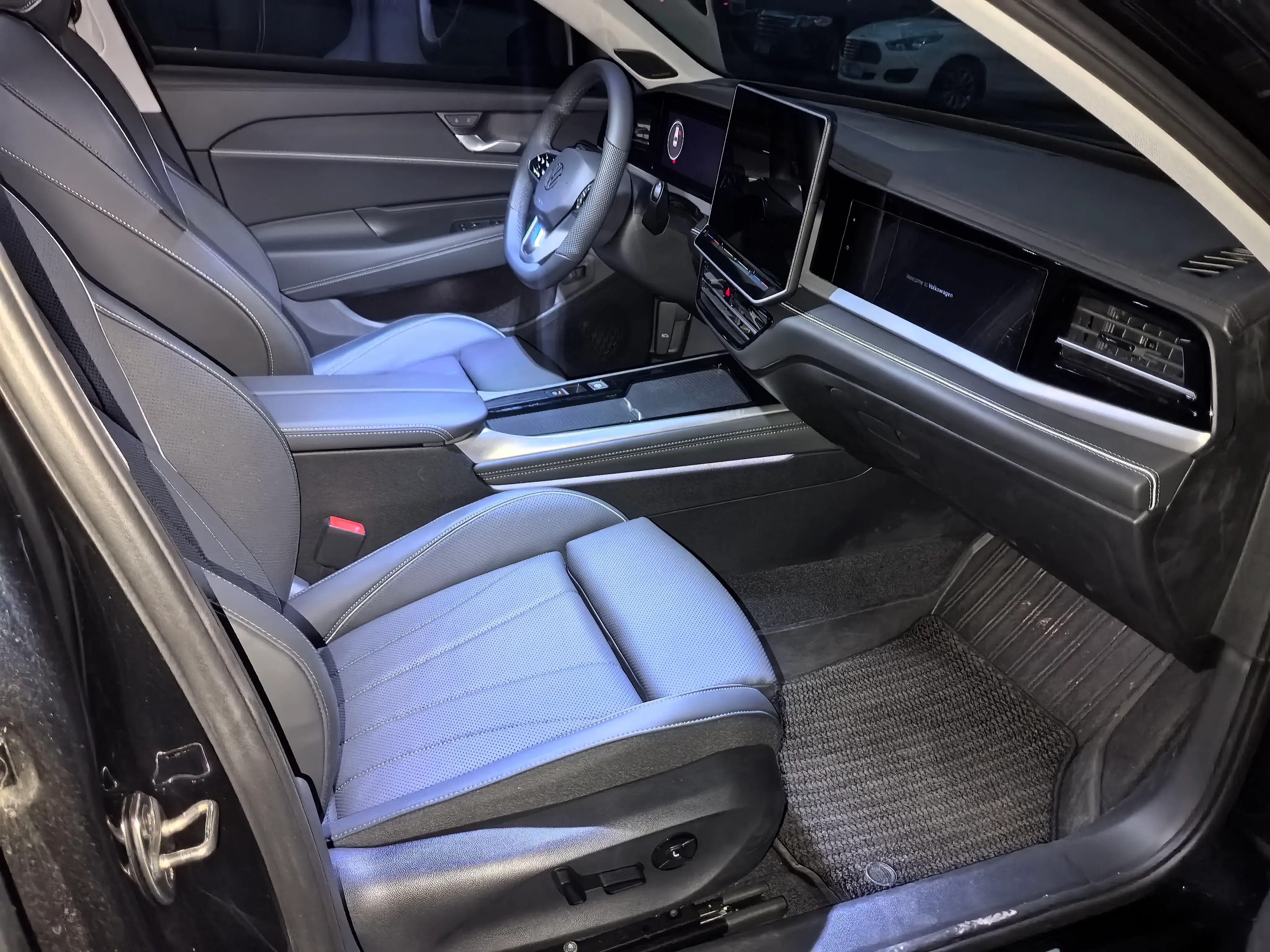 2025 VOLKSWAGEN PASSAT thumbnail 3