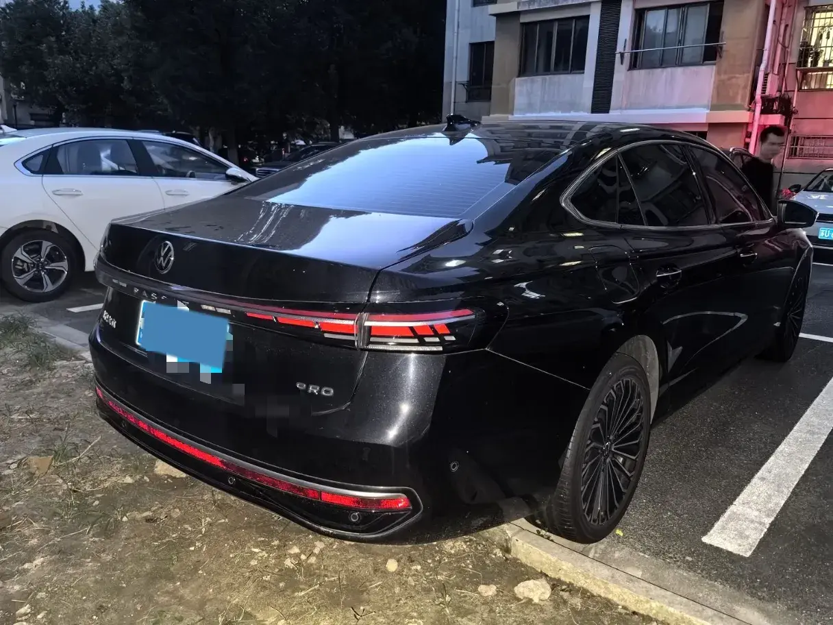 2025 VOLKSWAGEN PASSAT thumbnail 2