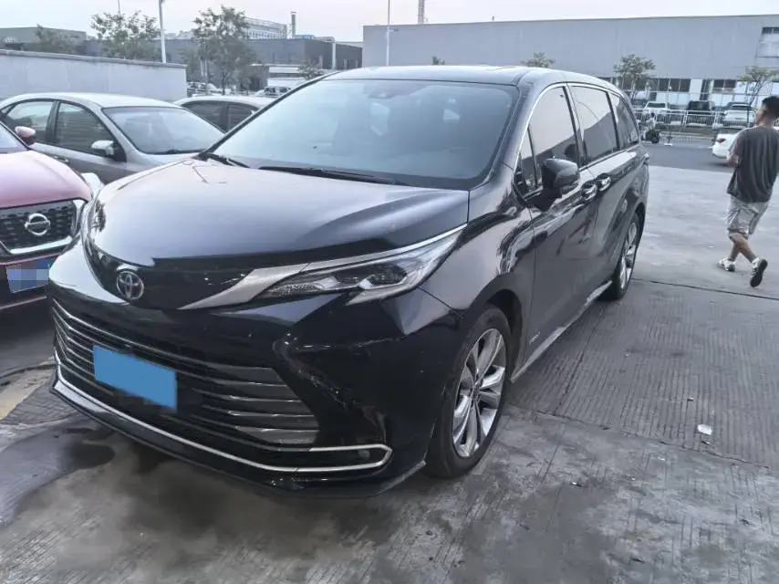 2023 Toyota Sienna 2.5L 189HP L4 E-CVT Hybrid