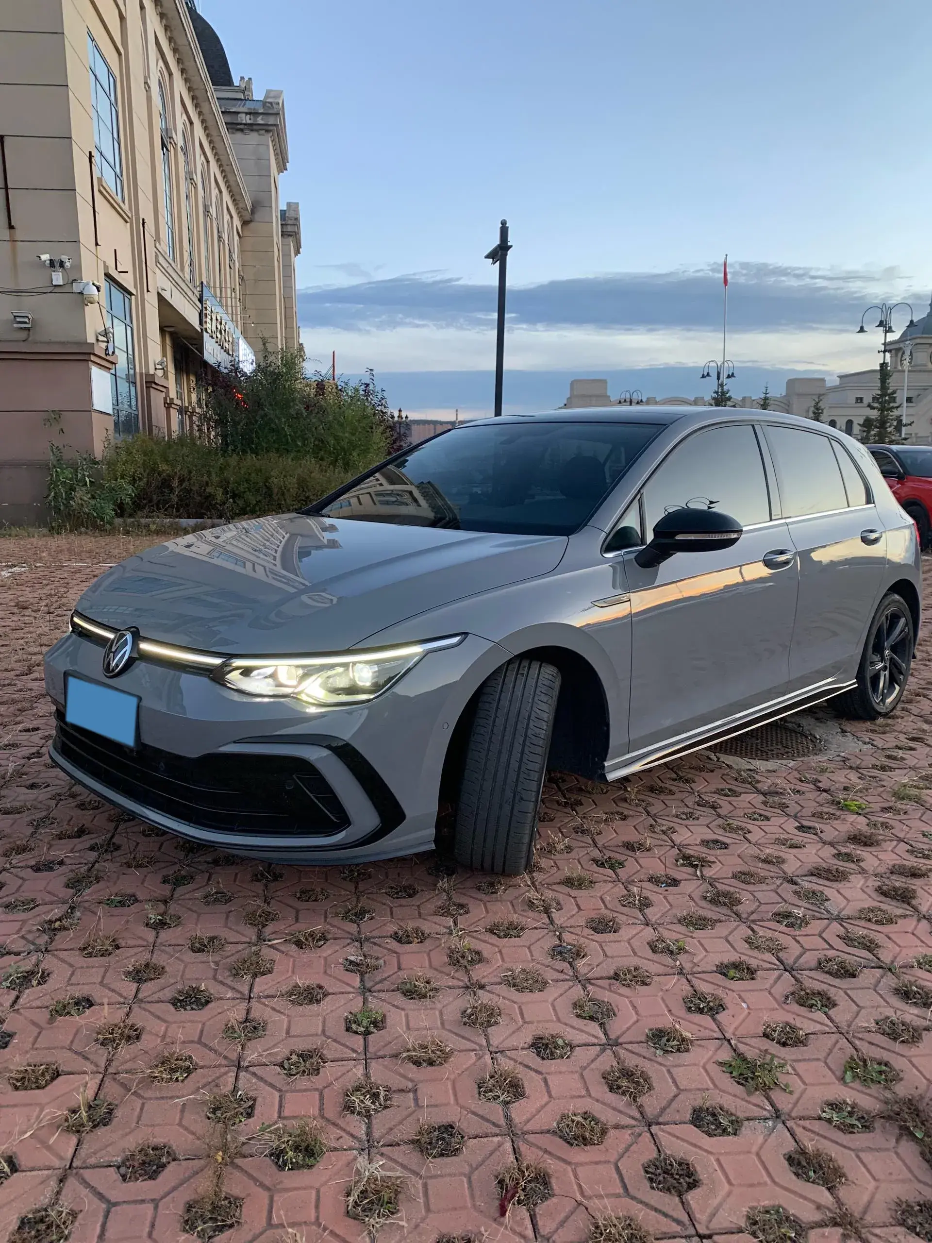 2023 VOLKSWAGEN GOLF view 1