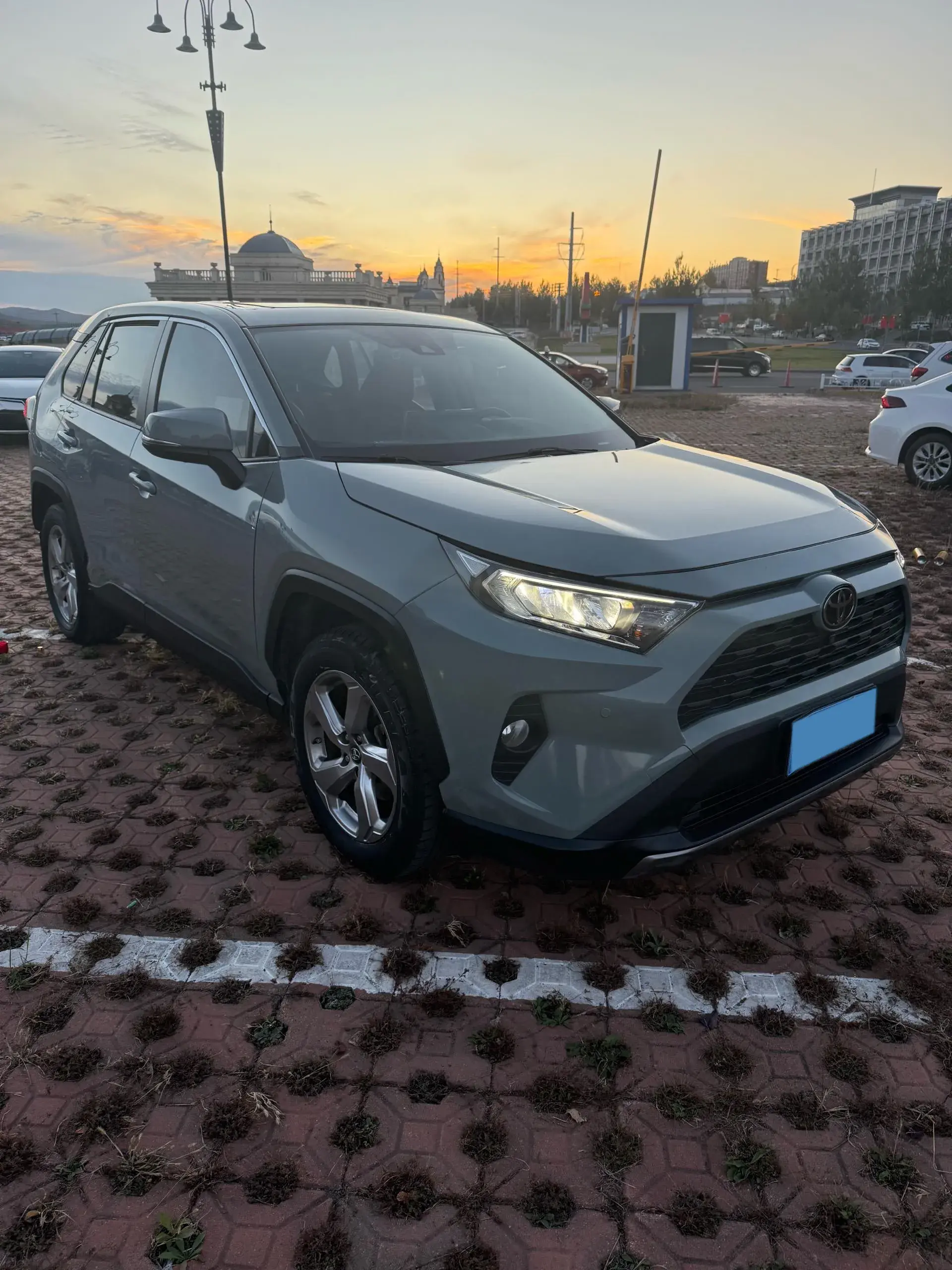 2020 TOYOTA RAV4 thumbnail 3