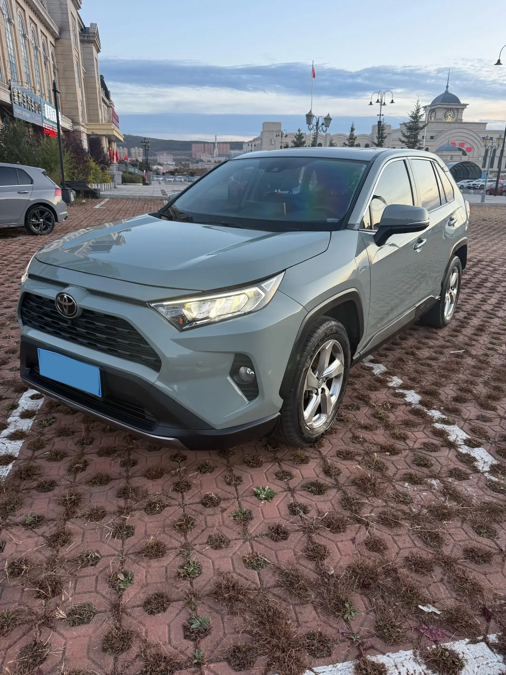 2020 TOYOTA RAV4 view 1