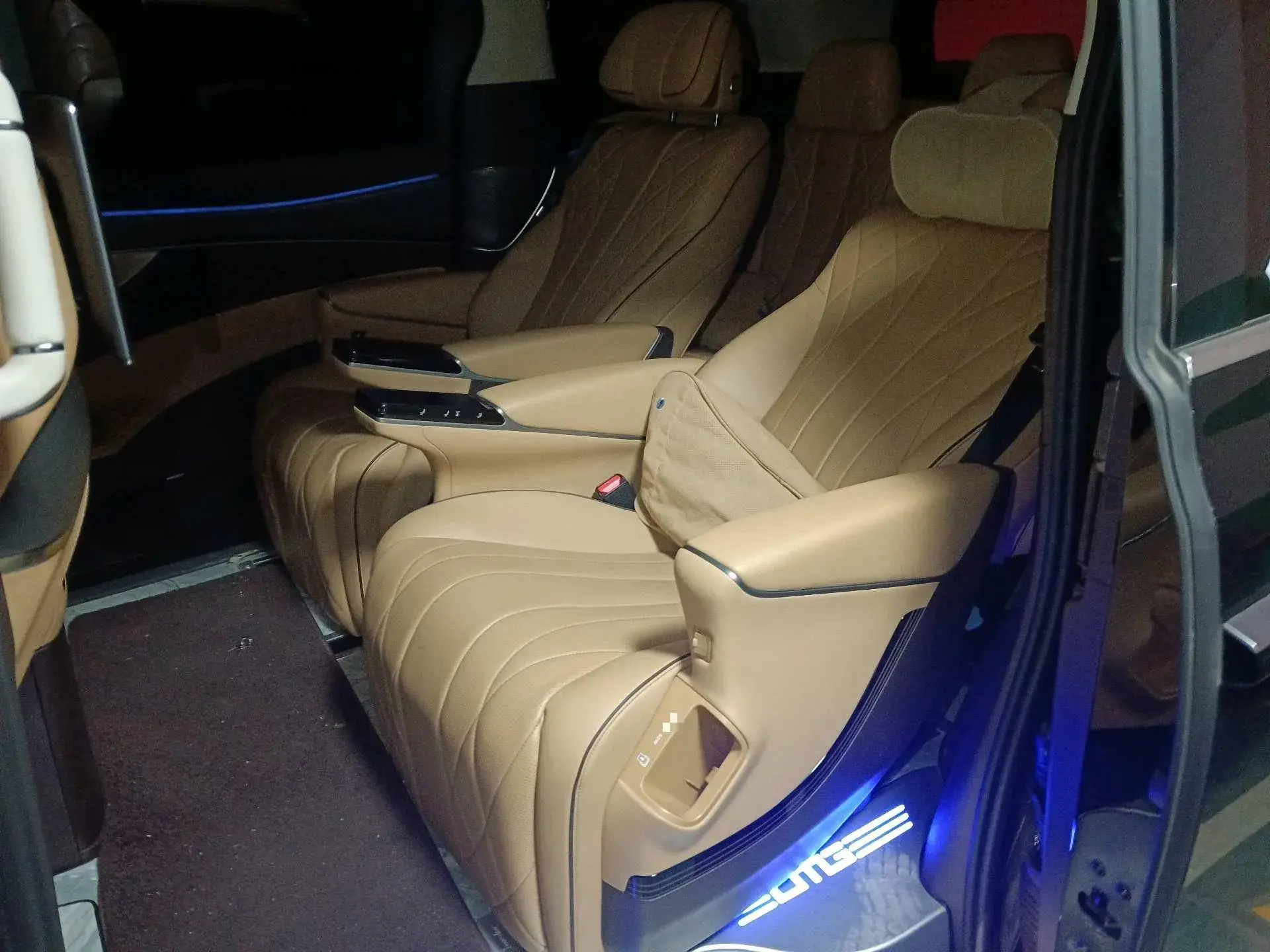 2024 DENZA D9 thumbnail 3