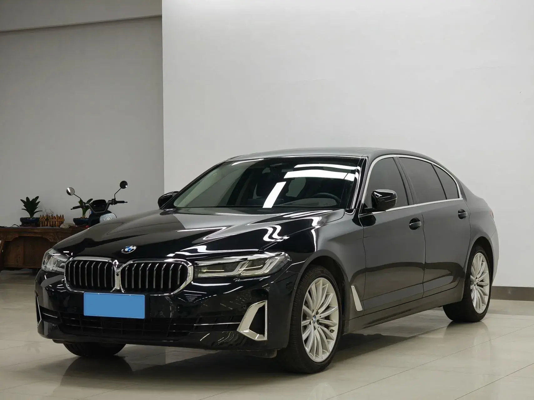 2023 BMW 5 view 1