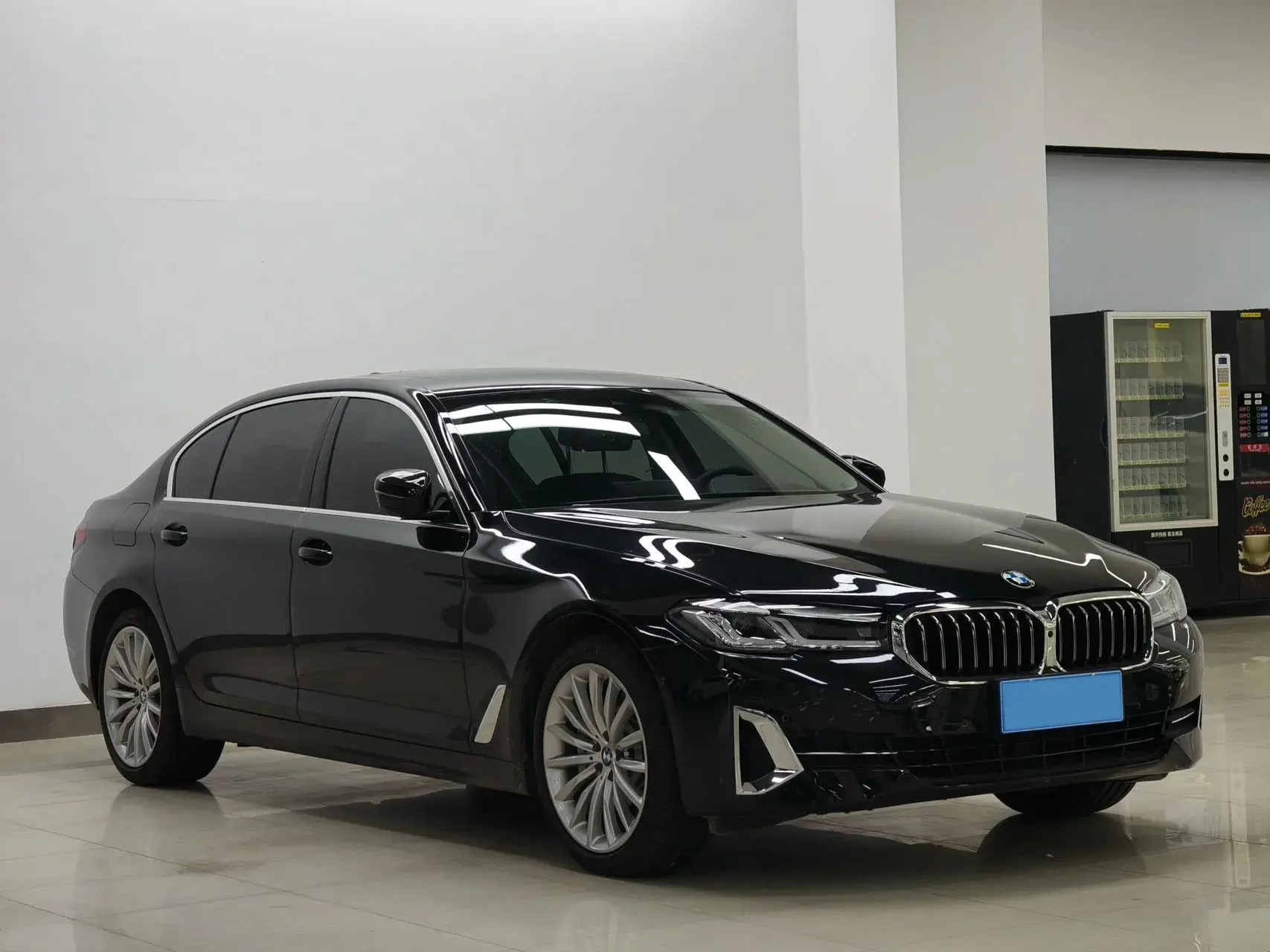 2023 BMW 5 thumbnail 3