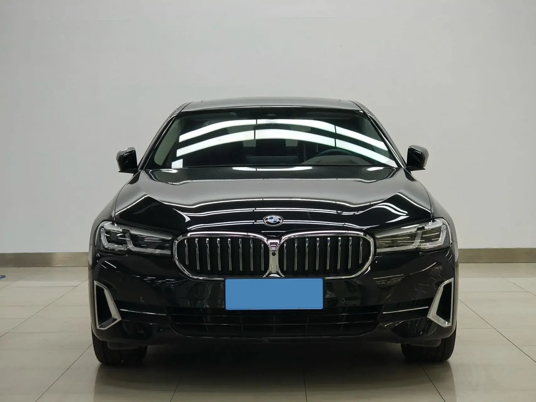2023 BMW 5 thumbnail 2
