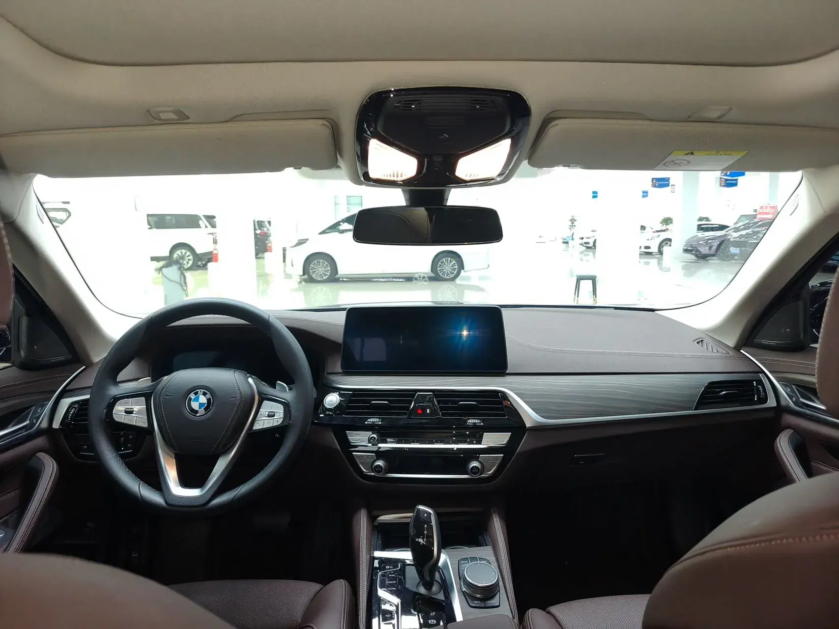 2023 BMW 5 thumbnail 4