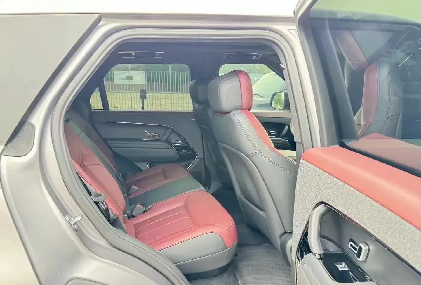 2023 LAND ROVER thumbnail 4