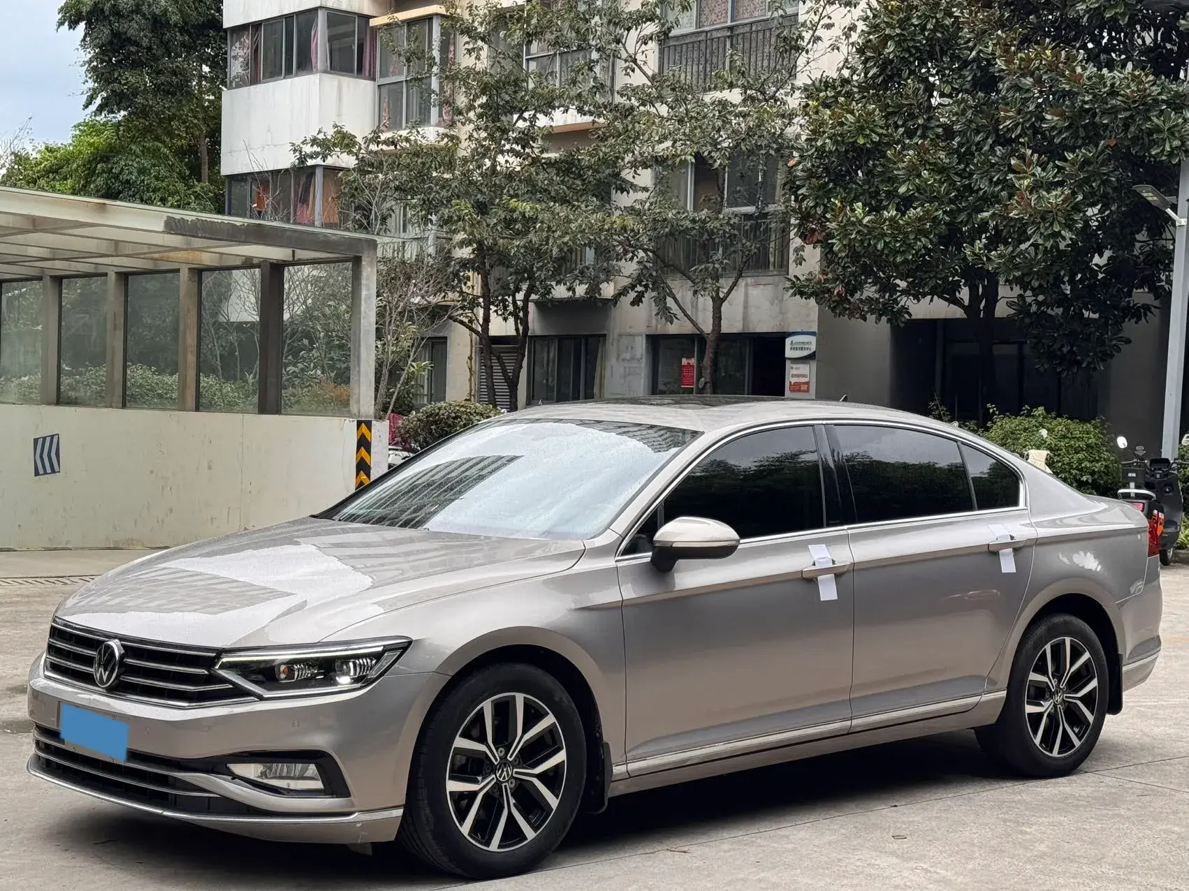 2020 VOLKSWAGEN MAGOTAN view 1