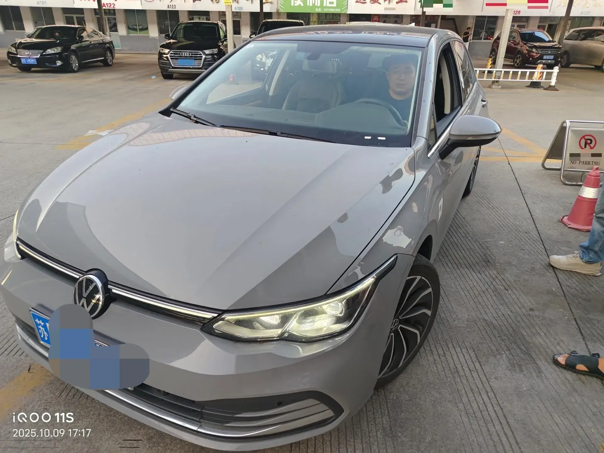 2023 VOLKSWAGEN GOLF view 1