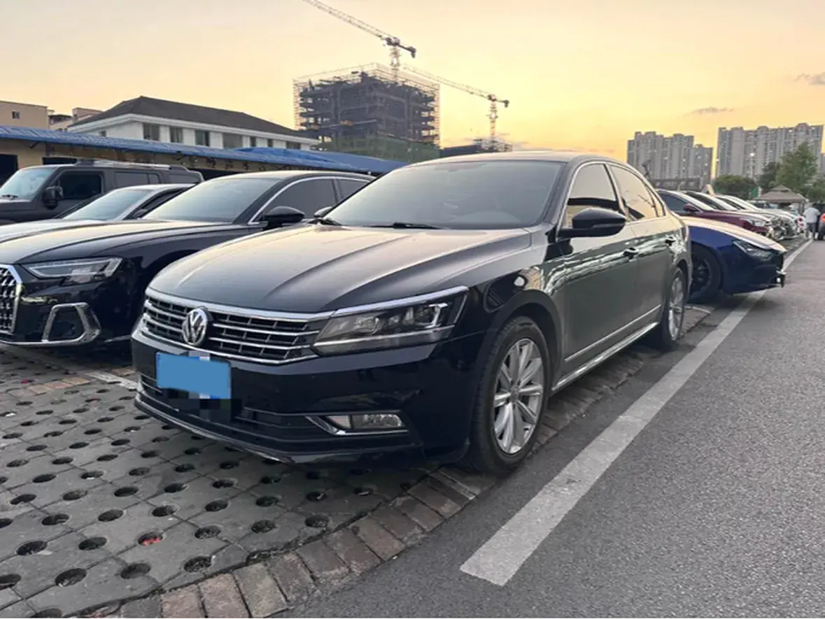 2017 VOLKSWAGEN PASSAT view 1