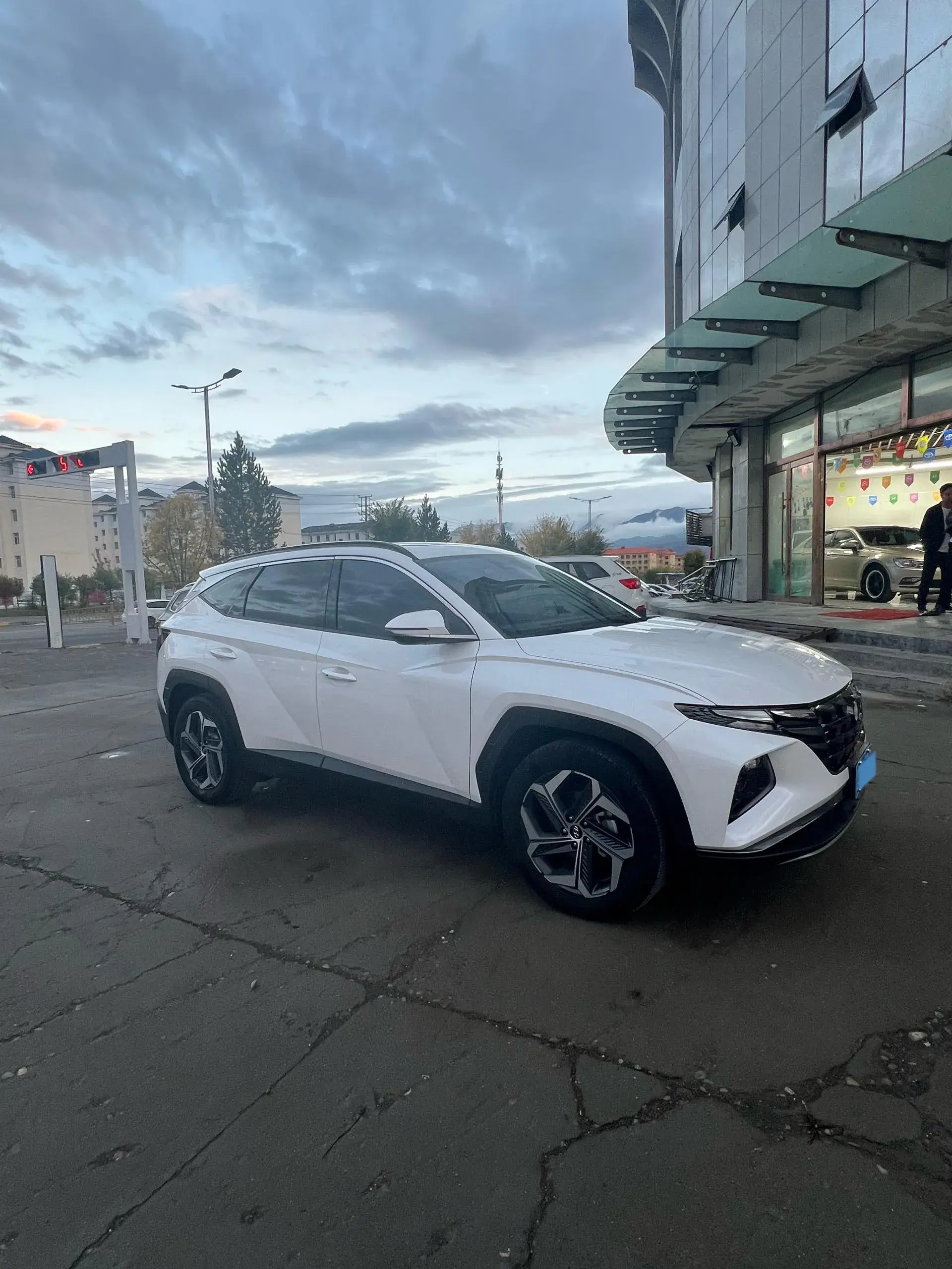 2023 HYUNDAI TUCSON thumbnail 3